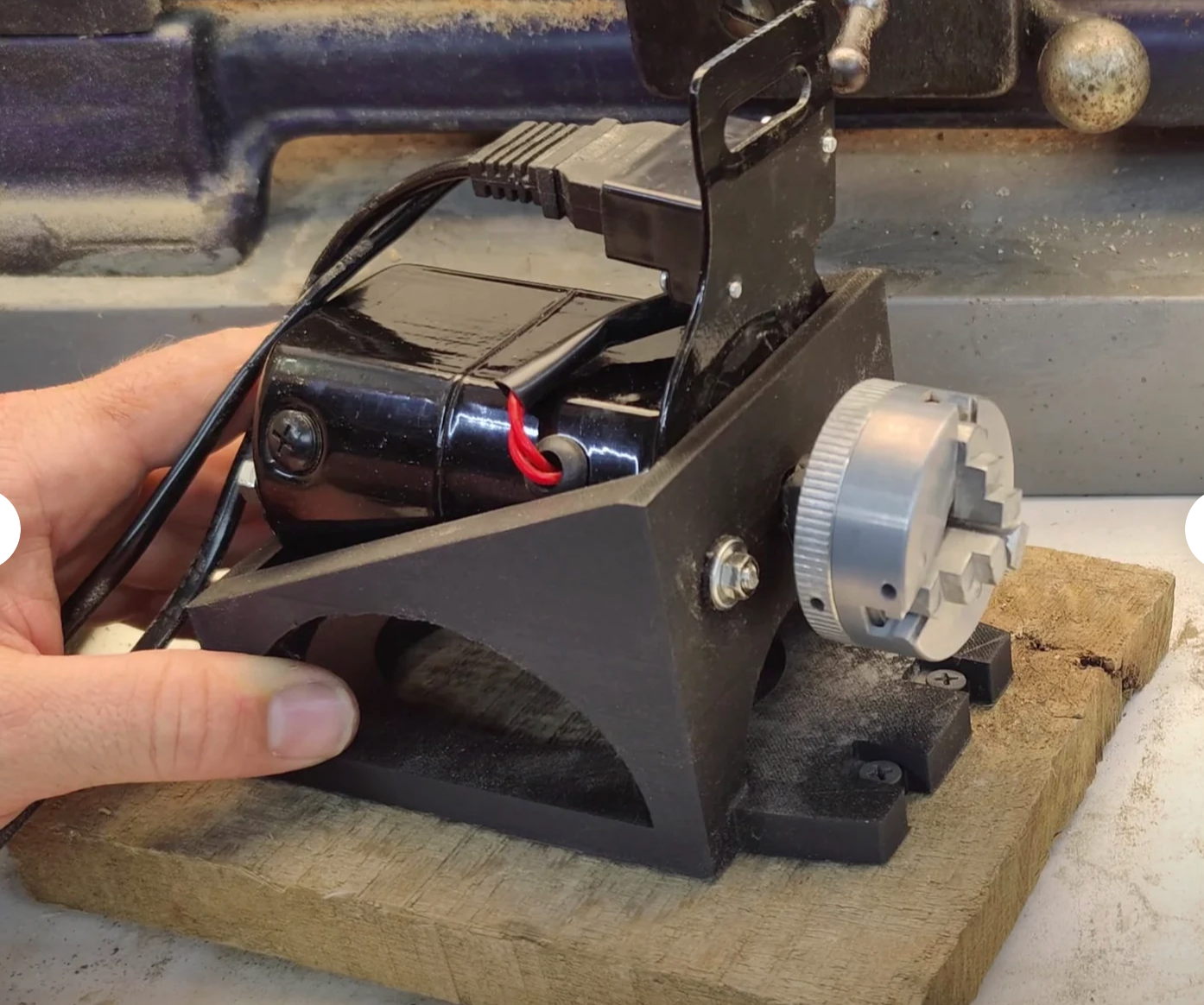 Do-It-Yourself Lathe Made From a Sewing Machine Motor